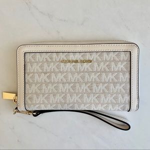 New Michael Kors Wallet / Wristlet
